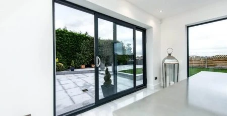 Плъзгаща входна врата - от стъкло