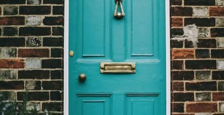 Входна врата на тухлена къща